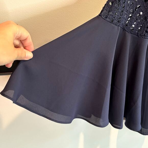 Lilly Pulitzer Amenna Flounce Sleeve Top in Navy - size 2 - Picture 4 of 7